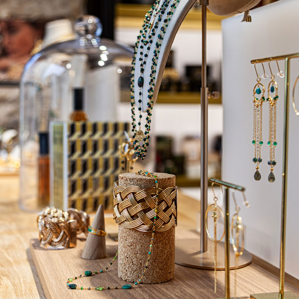 Vitrine extérieure de la boutique avec des bijoux et des parfums