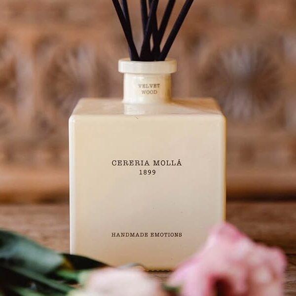 Diffuseur de parfum disponible au Bijou Parfumé à Grenoble, création élégante pour parfumer délicatement votre intérieur.