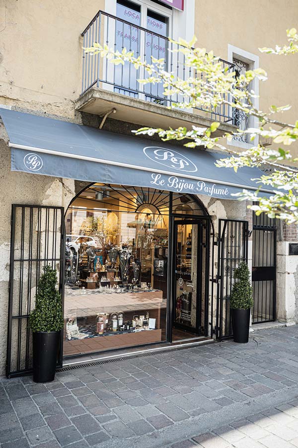 Façade et entrée de la bijouterie Le Bijou Parfumé à Grenoble, avec bijoux artisanaux, parfums de niche et bougies parfumées.