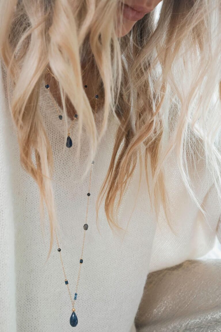 Découvrez Une A Une au Bijou Parfumé de Grenoble : des bijoux talismans empreints d’énergie et de délicatesse.