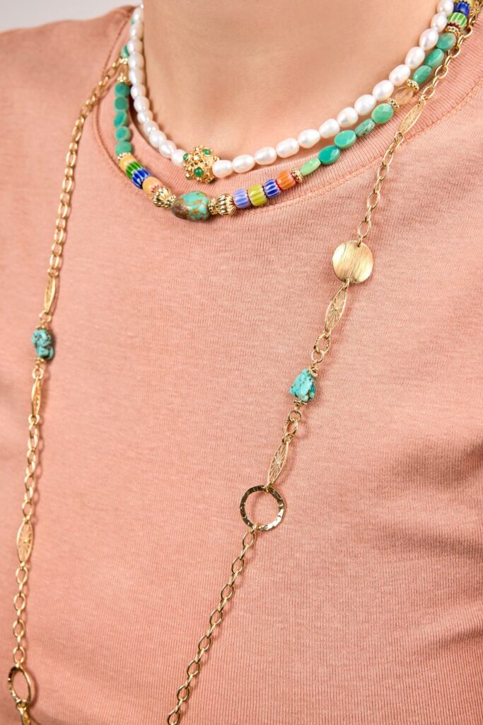 Bijoux Virginie Berman exposés au Bijou Parfumé à Grenoble, créations artisanales élégantes et originales.