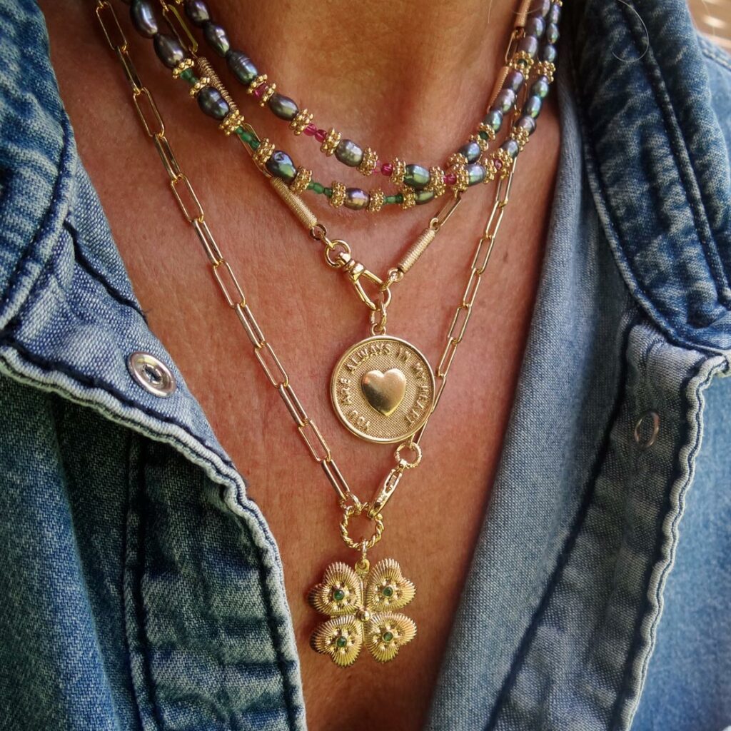 Bijoux Virginie Berman : créations élégantes en pierres et émail, dorées à l’or fin, proposées uniquement au Bijou Parfumé de Grenoble.