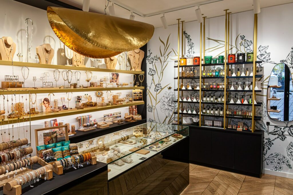 Depuis 1990, Le Bijou Parfumé à Grenoble sélectionne des bijoux tendance et des parfums rares pour une expérience unique et chic.