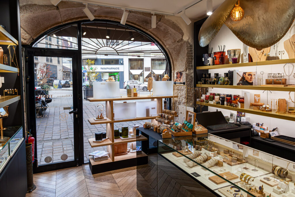 Exposition de bijoux et parfums dans l’intérieur élégant de la bijouterie Le Bijou Parfumé à Grenoble.