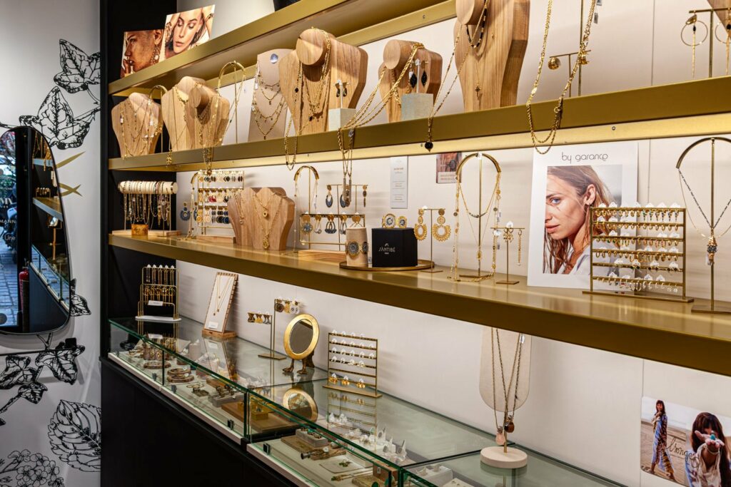 Intérieur de la bijouterie Le Bijou Parfumé à Grenoble, avec vitrines et expositions de bijoux artisanaux et parfums de niche.
