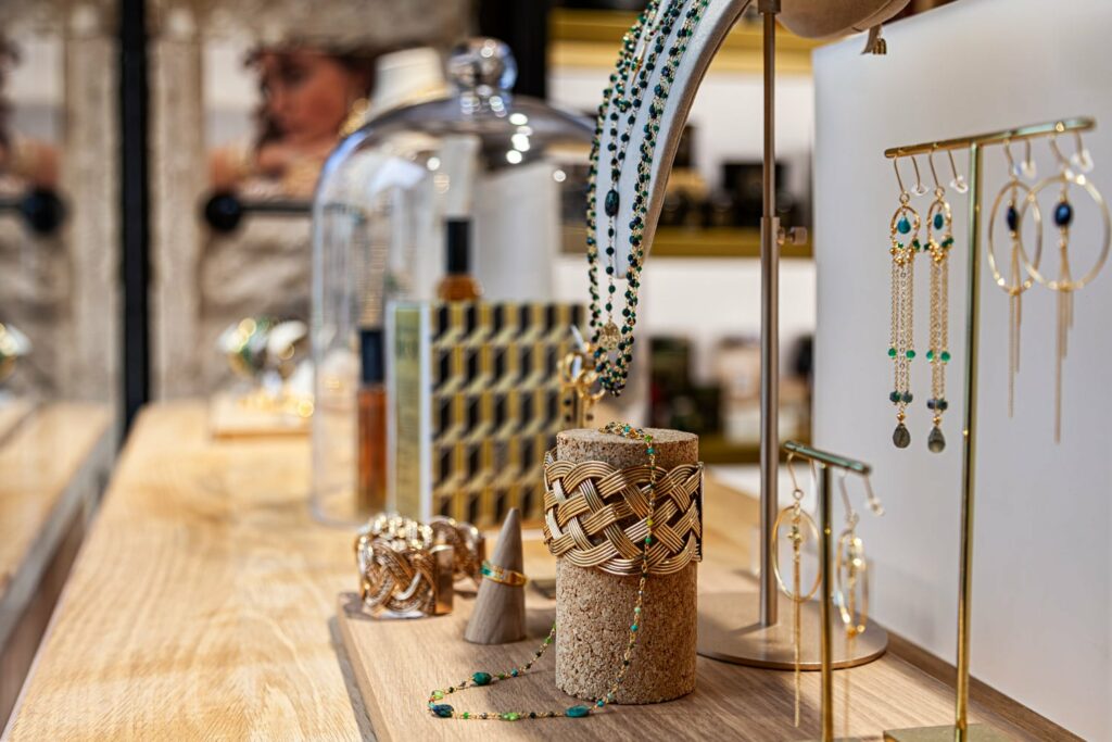 Vitrines et présentoirs de bijoux artisanaux dans la boutique Le Bijou Parfumé à Grenoble, ambiance chic et accueillante.