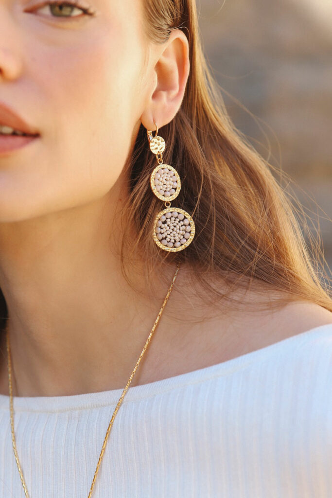 Collection de bijoux Santibé disponible dans la boutique Le Bijou Parfumé à Grenoble, alliance d’élégance et d’authenticité.