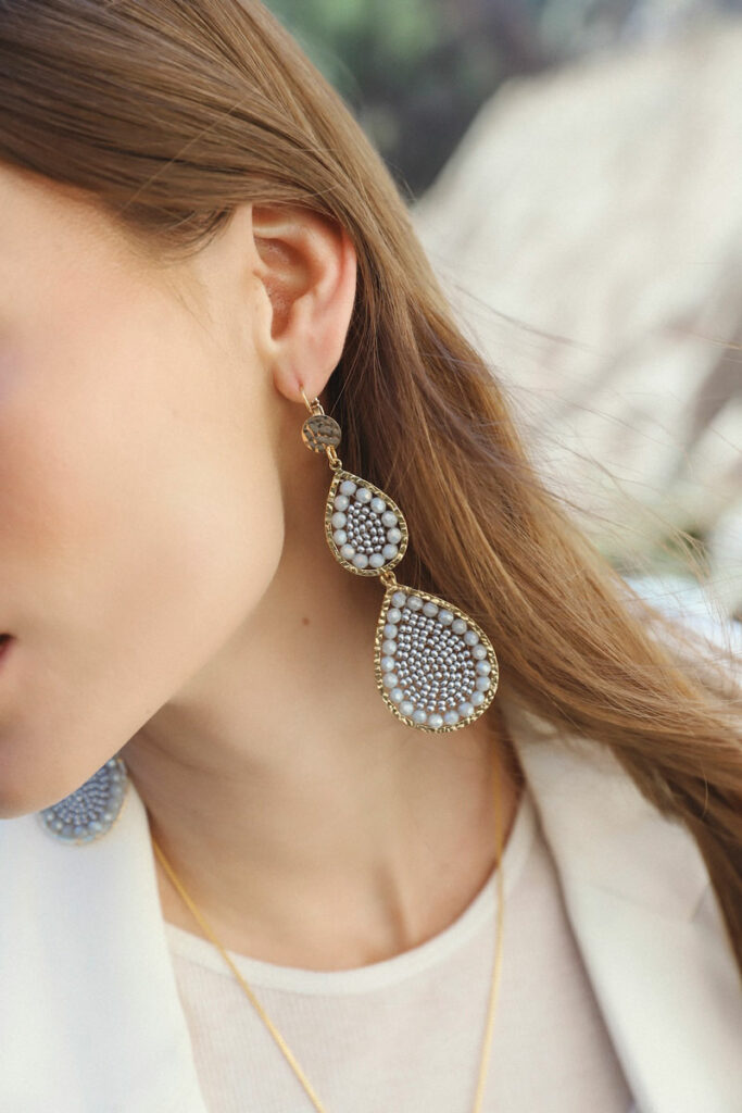 Collection de bijoux Santibé disponible dans la boutique Le Bijou Parfumé à Grenoble, alliance d’élégance et d’authenticité.