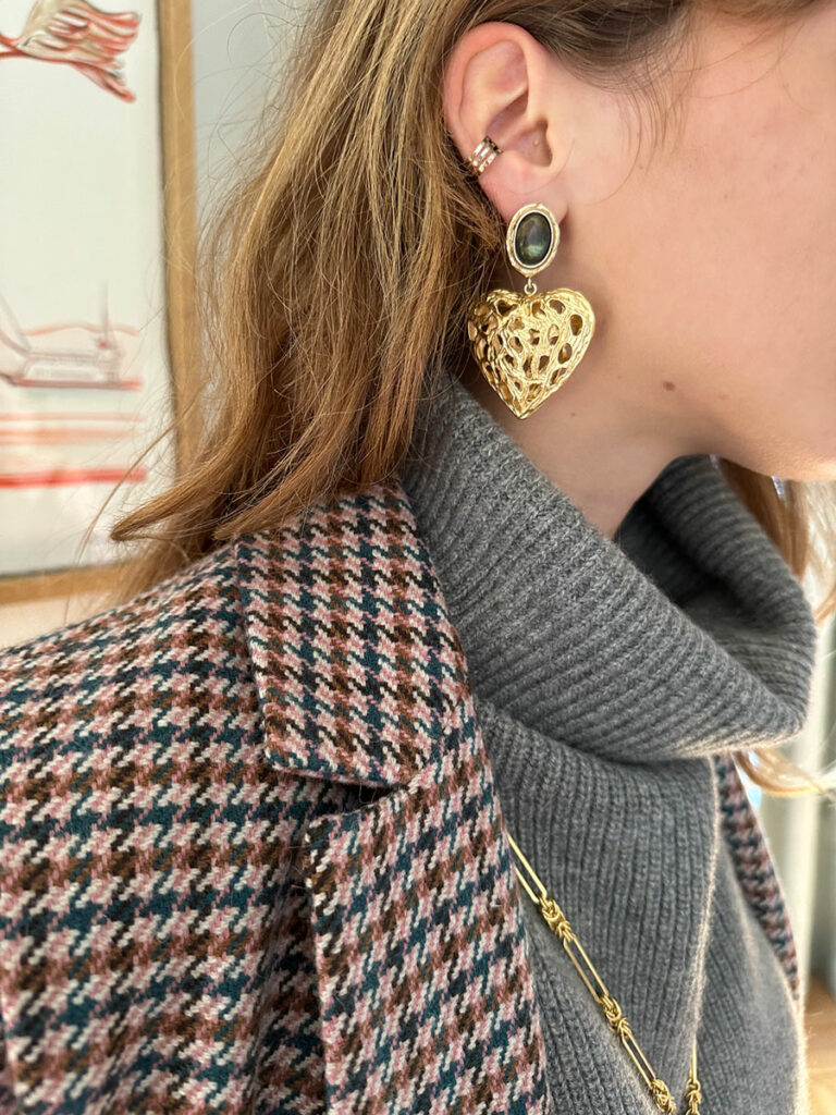 Bijoux Dear Charlotte présentés au Bijou Parfumé à Grenoble, créations romantiques inspirées de l’élégance vintage.