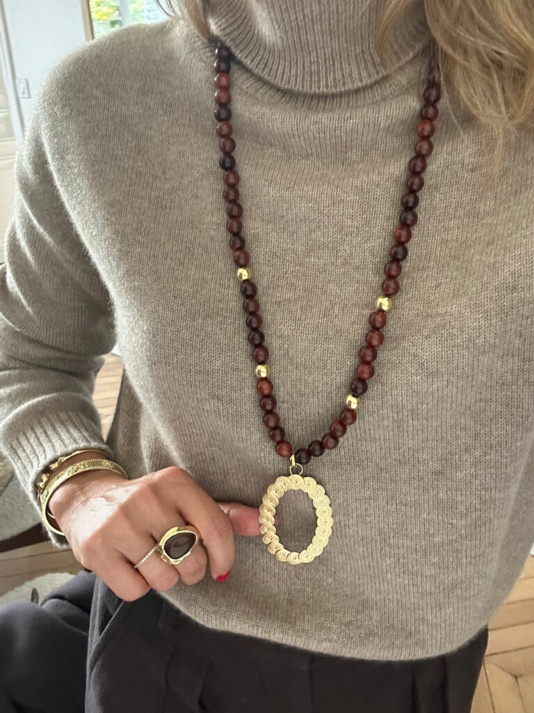 Collection Dear Charlotte disponible dans la boutique Le Bijou Parfumé à Grenoble, bijoux dorés au charme intemporel.