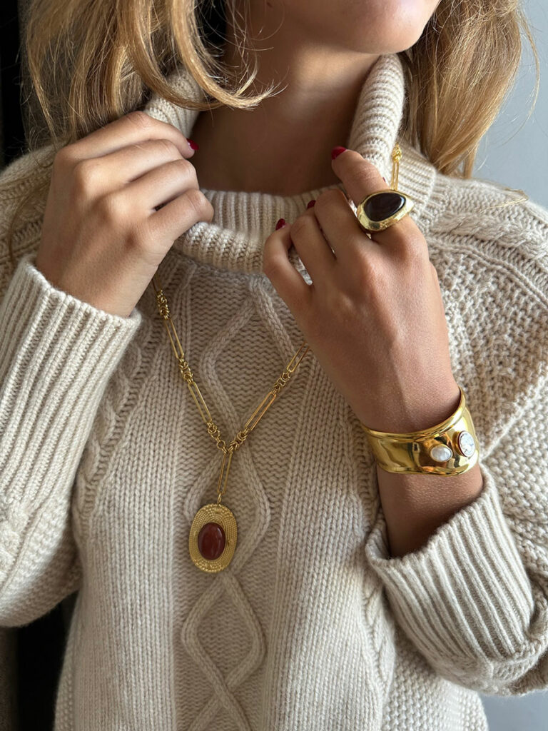 Collection Dear Charlotte disponible dans la boutique Le Bijou Parfumé à Grenoble, bijoux dorés au charme intemporel.