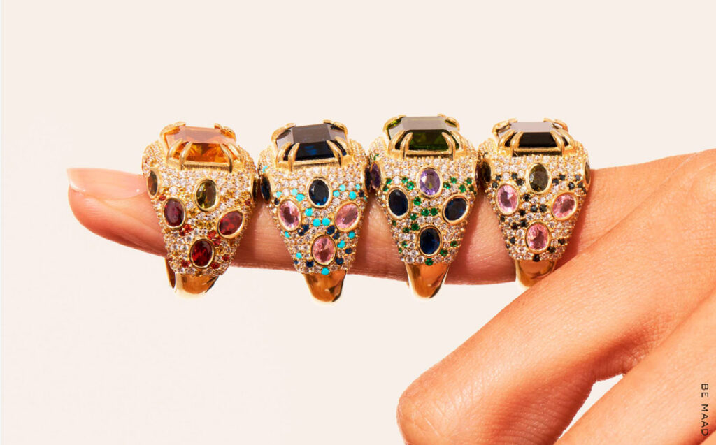 Bijoux Be Maad exposés au Bijou Parfumé à Grenoble, créations contemporaines et élégantes pour un style unique.