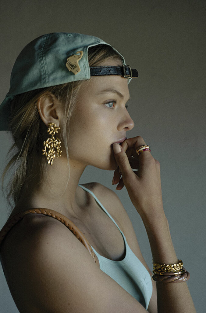 Colliers, bracelets et boucles d’oreilles Aurélie Bidermann présentés au Bijou Parfumé à Grenoble, créations artisanales haut de gamme.