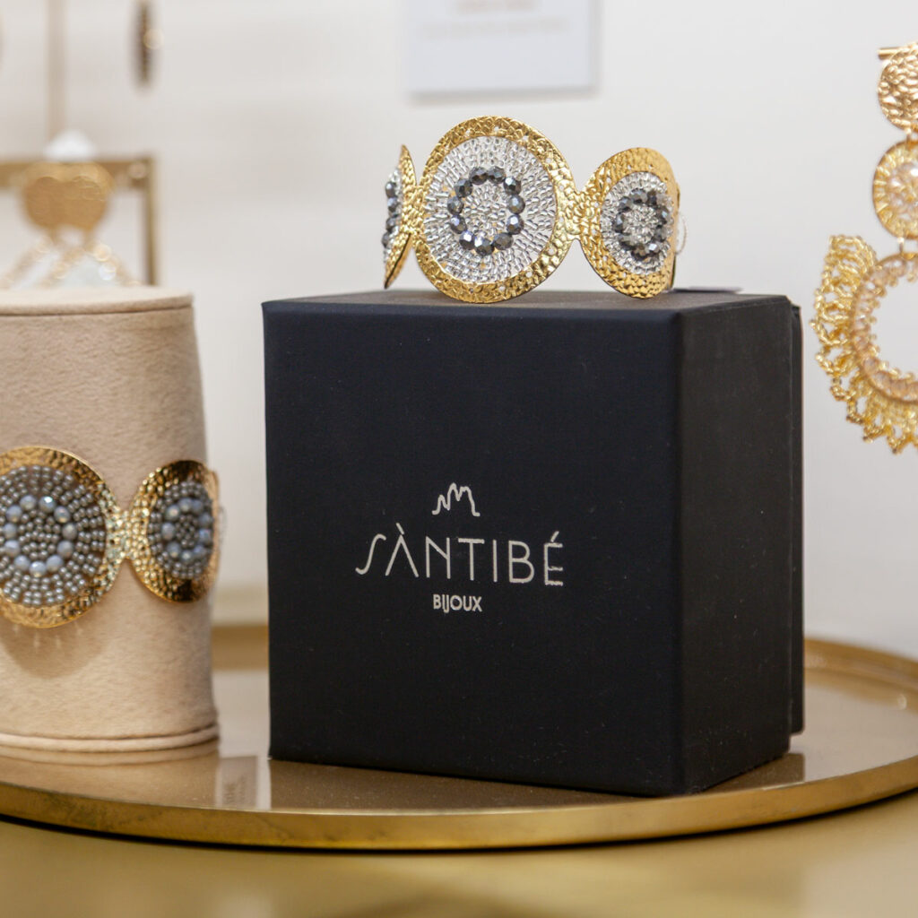 Bracelets et colliers Santibé présentés au Bijou Parfumé à Grenoble, bijoux faits main aux inspirations naturelles.