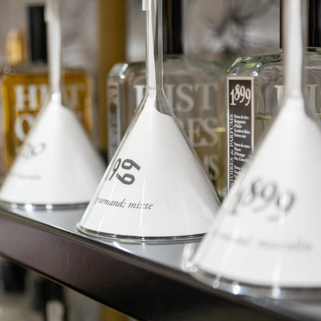 Parfum 1899 d’Histoire de Parfums, essence sophistiquée proposée par la bijouterie Le Bijou Parfumé à Grenoble.