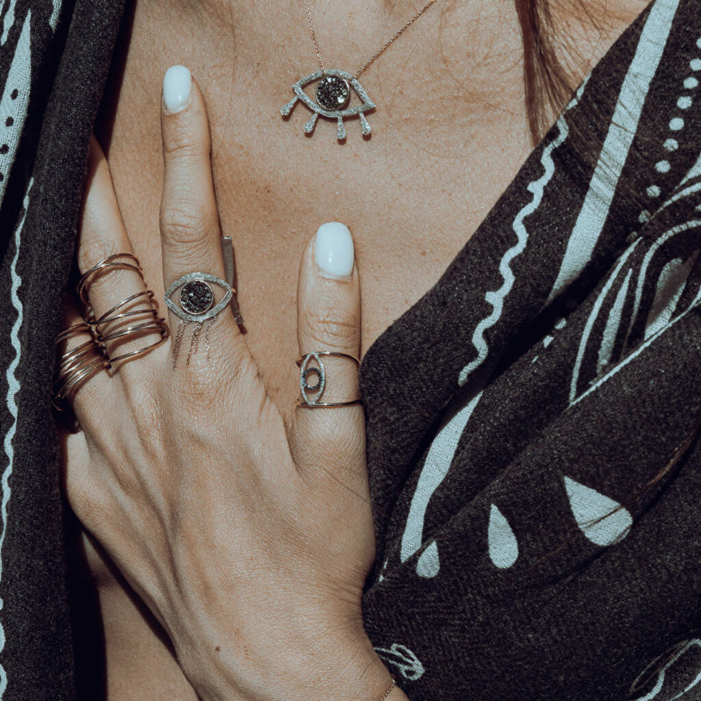 Collection de bijoux Lsonge disponible dans la boutique Le Bijou Parfumé à Grenoble, alliance de finesse et de savoir-faire.