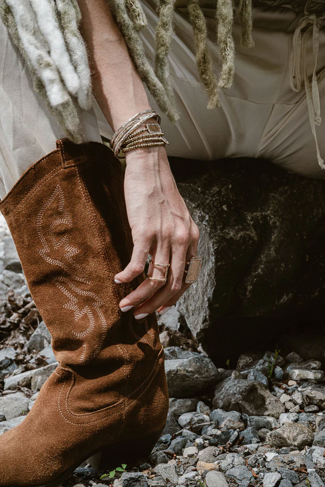 Bracelets et colliers Lsonge présentés au Bijou Parfumé à Grenoble, bijoux contemporains en métal doré et pierres fines.