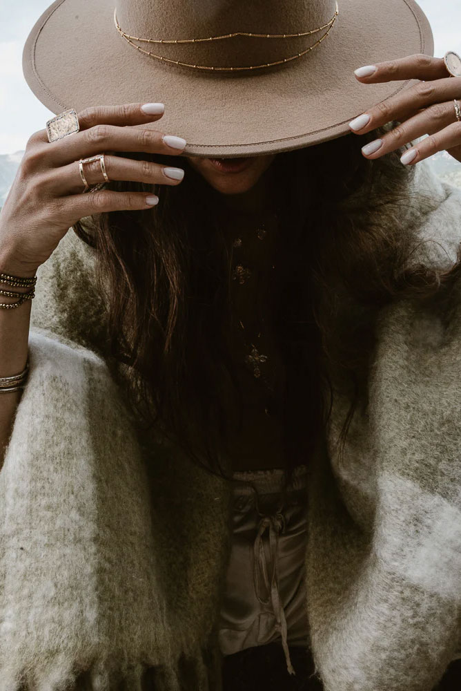 Créations Lsonge au Bijou Parfumé à Grenoble, bijoux délicats au design épuré et féminin.