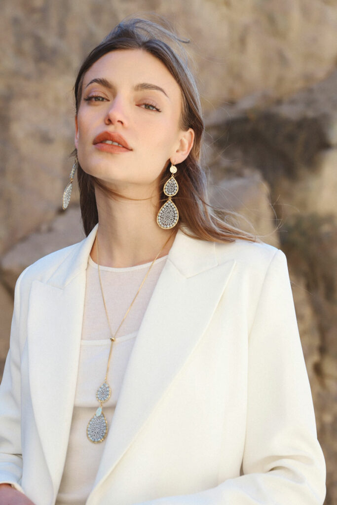 Bracelets et colliers Santibé présentés au Bijou Parfumé à Grenoble, bijoux faits main aux inspirations naturelles.